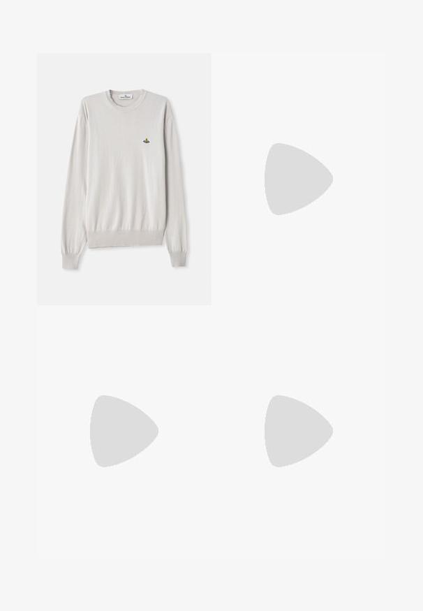 Svetlo bež pulover z dolgimi rokavi in rebrastimi manšetami ter robom, ki ima majhen večbarven vezen logotip na levi strani prsnega koša.; Bela bombažna majica s kratkimi rokavi z velikim sivim napisom "Emporio Armani Milano" na sprednji strani in majhnim logotipom na zgornji levi strani.; Bež hlače ravnega kroja z zankami za pas, sprednjim gumbom in zadrgo, prikazane na beli podlagi.; Morske suede nizke tenisice z zaobljenim nosom, off-white gumijastim podplatom in usklajenimi vezalkami; imajo kontrastno rjavo notranje podložitev.