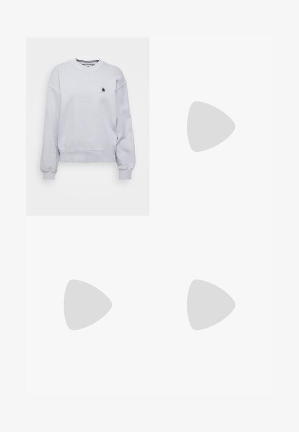 Carhartt WIP NELSON - Sudadera - sonic silver; Pantalones deportivos blancos de pierna ancha con una cinturilla acanalada y un sutil detalle de logo. Tela suave con un ajuste relajado y dobladillo ajustado.; Zapatillas Nike blancas con swoosh negro, cordones delanteros y suelas blancas con acentos azules. Llevadas con calcetines blancos de caña corta sobre pantalones verdes.; Pendientes de aro de plata con un acabado suave y pulido. Forma redonda, diseño ligero, con un mecanismo de cierre seguro.