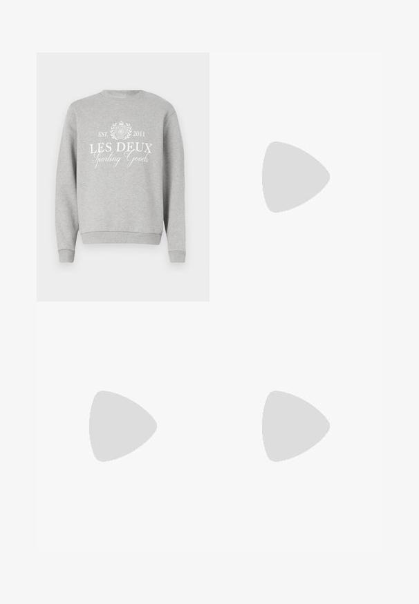 Sudadera gris claro con cuello redondo, que presenta el texto impreso en blanco "LES DEUX Sporting Goods" y un logotipo. Puños y dobladillo acanalados.; Jeans de mezclilla azul claro con un corte amplio, piernas rectas, diseño de cinco bolsillos y cierre de botón en la cintura. Detalle de costura minimalista.; Zapatillas Lacoste en gris oscuro con material de malla y sintético, que cuentan con una suela texturizada y detalles en marrón en el cuello y la marca.; Riñonera en estampado de tie-dye azul oscuro con cremallera en la parte superior, material texturizado y un detalle de logotipo prominente en la parte frontal.