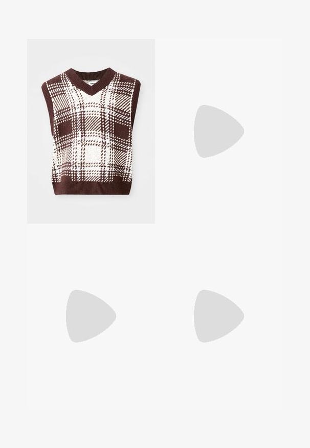 Pull sans manches tricoté à carreaux marron et crème avec un design en V et un ourlet côtelé, présentant divers motifs et textures de tartan.; Trois débardeurs blancs côtelés en coton. Présentent un col rond et de petites étiquettes noires près de l'ourlet. Disponibles en plusieurs tailles.; Chemise à manches courtes noir et blanc avec motif de logo, shorts kaki et baskets montantes noires. Chapeau seau beige et cordons visibles.; Mocassin en cuir noir avec un accent à frange, doté d'une semelle épaisse noire et d'une couture jaune le long du bord. Fini texturé.