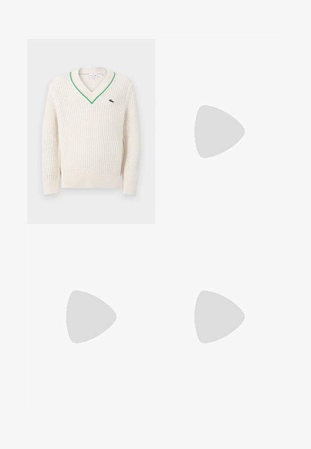 Maglione lavorato a maglia di colore crema con scollo a V, rifiniture verdi e polsini a coste. Presenta un piccolo logo Lacoste sul petto.; Maglietta bianca in cotone con maniche corte, scollatura rotonda, vestibilità comoda e senza loghi o motivi visibili. Texture liscia e design minimale.; PULL&BEAR MEGA BAGGY - Jeans baggy - black; Stivale alla caviglia in suede tan con collare imbottito nero, occhielli in metallo dorato, dettagli in cucitura bianca e suola in gomma robusta con battistrada pronunciato.