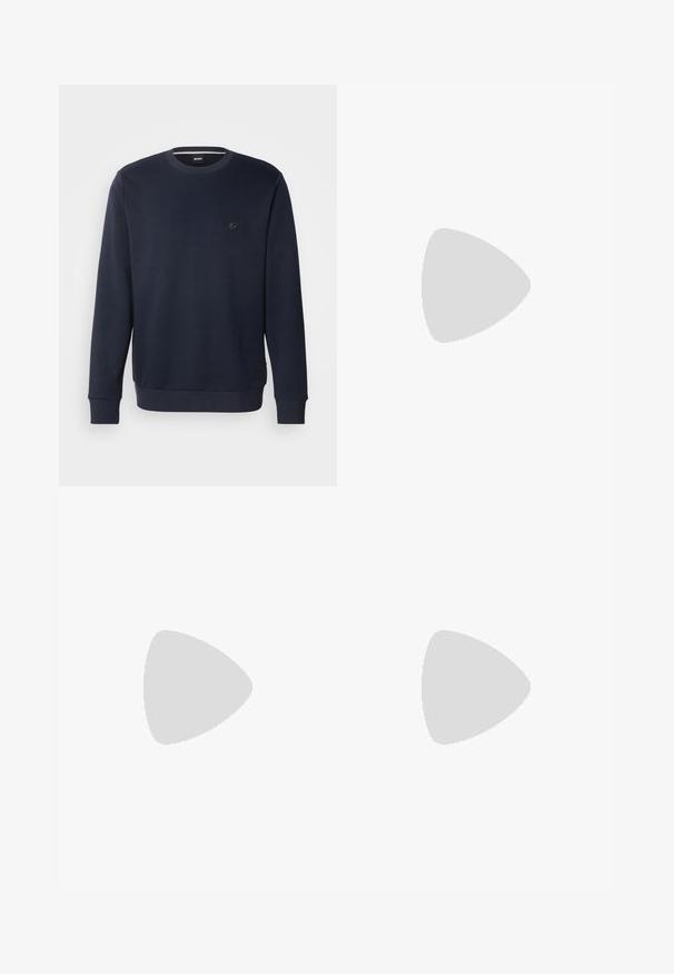 Sweatshirt blu navy a collo rotondo, realizzato in tessuto liscio, presenta un piccolo logo in rilievo sul petto e polsini e orlo a coste.; Camicia bianca in cotone a maniche lunghe con scollatura rotonda, spacchi laterali in fondo e una texture liscia, mostrata da dietro.; Jeans in denim blu chiaro con design a gamba dritta, cinque tasche, chiusura con bottone, leggero sbiadimento e dettagli di cucitura a contrasto.; Sneaker bianco con tomaia in pelle liscia e profilo basso. Presenta una punta arrotondata, sei occhielli e una suola in gomma testurizzata.