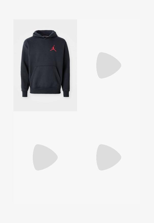 Marineblå hoodie lavet af blødt stof, med en kengurulomme og et rødt Jumpman-logo på brystet. Klassisk design med hætte og snoretræk.; Hvid bomulds t-shirt med korte ærmer, rund halsudskæring, afslappet pasform, og ingen synlige logoer eller mønstre. Glat tekstur og minimalistisk design.; Sorte joggingbukser lavet af blødt stof, med en elastisk talje med snøre, ribbede manchetter og et lille logo på venstre lår.; Hvide lædersneakers med perforeringer, rund tå, flad sål og tykke snørebånd, med et synligt swoosh-logo og "AIR" på hælen.