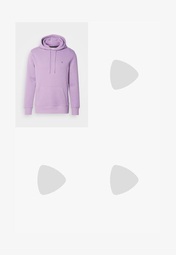 GANT REG SHIELD - Mikina s kapucí - orchid lilac; Černé lněné kraťasy s páskem na stažení, nabízející uvolněný střih a délku ke kolenům. Hladká textura, jednoduchý a klasický styl.; Černé nazouvací sandály s texturovaným povrchem a dvěma nastavitelnými sponami nahoře, plochá podrážka s gripovým vzorem.; Tote taška ze světle béžové látky s texturovaným povrchem, která má dvě kontrastní hnědé kožené ucha a kovové detaily nahoře.