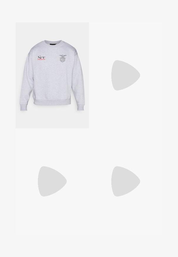 Sivý svetrier z bavlneného materiálu, s okrúhlym výstrihom, ribbovanými manžetami a potlačou: "Ser" v čiernej a červenej farbe s erbom.; Chudé džínsy v bledom šedom denime s obnosnými detailmi na kolenách, skombinované s bielymi teniskami. Hladká textúra, úzky strih.; Biele kožené tenisky s perforáciami, okrúhlou špičkou, plochou podrážkou a hrubými šnúrkami, pričom majú viditeľné logo swoosh a nápis "AIR" na päte.; Strieborné nerezové hodinky s modrým ciferníkom, kovovými hodinovými značkami a dátumovým oknom na 3. hodine. Vodotesné do hĺbky 50 metrov.