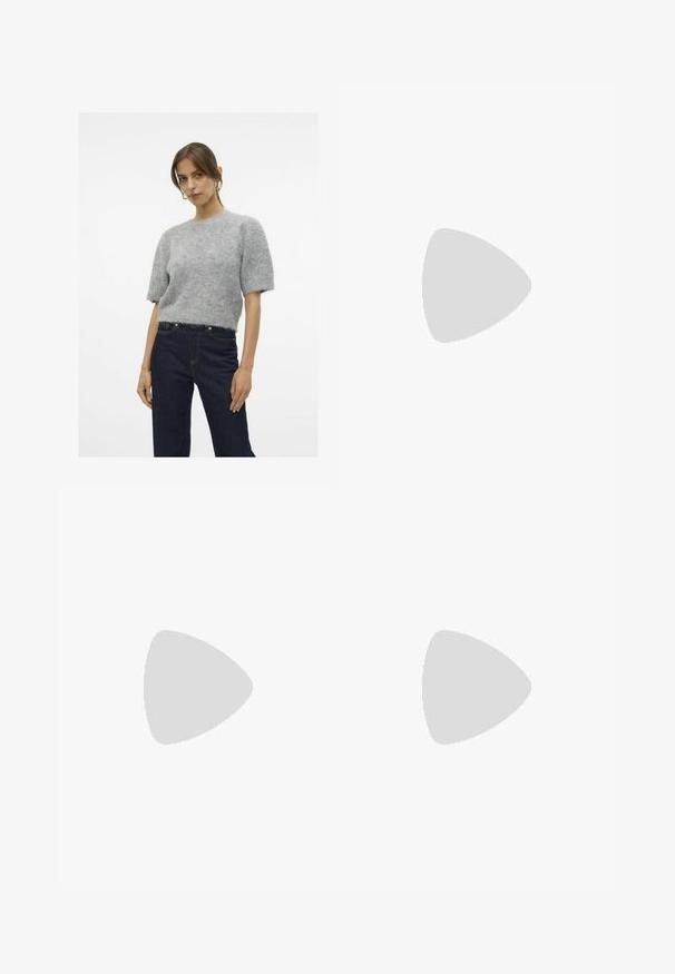 Grau, flauschiger kurzärmeliger Pullover mit rundem Ausschnitt, kombiniert mit dunkelhianblauen hoch taillierten Jeans. Weiche Textur, lässige Passform.; Schwarze weit geschnittene Hosen aus glattem Stoff, mit einem Frontknopfverschluss und zwei Falten für zusätzliche Details. Maßgeschneiderter Gesamteindruck.; Schwarze Lederloafers mit glatter Textur, abgerundeter Zehenpartie, gestickten Details auf dem Obermaterial und einer niedrigen, flachen Gummisohle.; Graue gewebte Leder-Hobo-Tasche mit einem lässigen Design, robustem Henkel und genähten Details. Enthält ein kleines Logotag, das angebracht ist.