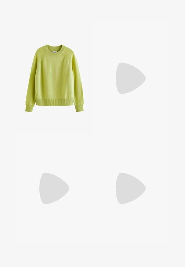Limettengrüner Pullover mit runder Ausschnittlinie, Raglanärmeln, gerippten Bündchen und Saum sowie einem weichen, strukturierten Stoff.; Schwarze Jeans aus Denim mit lockerer Passform, geradem Bein, fünf Taschen-Design und einer leicht gewaschenen Textur. Knopf- und Reißverschluss vorne.; Schwarz-weiße Sneaker mit einem Obermaterial aus Wildleder und Leder, ausgestattet mit drei weißen Streifen, einer perforierten Zehenpartie und einer Sohle aus Gummi.; Schwarze rechteckige Sonnenbrillen mit gelben Gläsern, leichtem Rahmen und charakteristischen stumpfen Kanten an den Bügeln. Glatte, glänzende Oberfläche.; Schwarze Umhängetasche aus strukturiertem synthetischem Material. Verfügt über ein eingeprägtes Logodesign und einen verstellbaren Riemen. Mit Reißverschluss geschlossen.