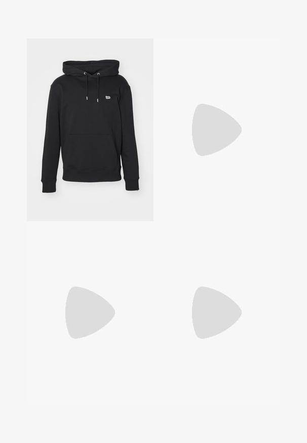 Fekete, pamutkeverékből készült kapucnis pulóver, elöl zsebes, húzózsinóros kapucnival, bordás mandzsettákkal és egy kis hímzett logóval a mellkasán.; Sötétszürke pamut póló kerek nyakkal, rövid ujjakkal és egy kis nyomtatott logóval a bal oldalon. Klasszikus, egyenes szabású fazon.; Beige katonai nadrág tartós anyagból, laza szabással, több oldalsó zsebbel és megerősített térddel. Lapított elülső kialakítás.; Fekete bőr, fűzős cipő lekerekített orral, texturált gumitalppal és sárga varrással az alján. Lapos design és sima felület.