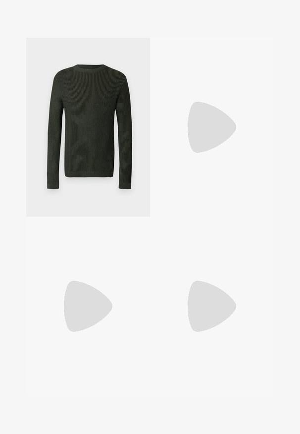 Tummanvihreä ribbineuleinen pitkähihaisella crewneck-pullolla, jossa on hieman teksturoitu neulekuvio vaalealla taustalla.; Tummansininen farkkushortsit suoralla lahkeella. Ominaisuuksiin kuuluvat näkyvät saumat, napitus ja etulaskokset lisäyksinä.; Valkoiset lenkkarit mustilla ja harmailla yksityiskohdilla, joissa on teksturoitu harmaa kärki, musta kumipohja ja litteät valkoiset nauhat. Siisti muotoilu, minimalistinen tyyli.; Musta nahkainen olkalaukku vetoketjulla, etuosassa kohoamalla painettu logo ja säädettävä hihna. Sujuva pinta ja suorakulmainen muoto.