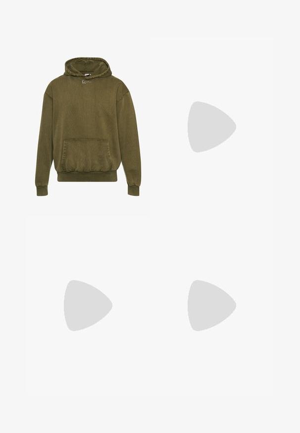 Olivovo zelená mikina s kapucňou z textúrovaného materiálu, obsahujúca predné vrecko, rebrované manžety a lem, s kapucňou so šnúrkami a detailom loga.; Svetlomodré denimové džínsy so strihom rovného nohavice, s prednými a zadnými vreckami a bočným cargo vreckom. Hladký povrch, neformálny štýl.; Vysoké šedé tenisky Nike Air Force 1 s koženým zvrškom, polstrovaným golierom a suchým zipsom. Ikonický dizajn má perforovanú špičku.; Strieborný kovový náhrdelník z retiazky s prepojenými článkami a bezpečnou sponou, hladký povrch, rovnomerný finiš a klasický dizajn.