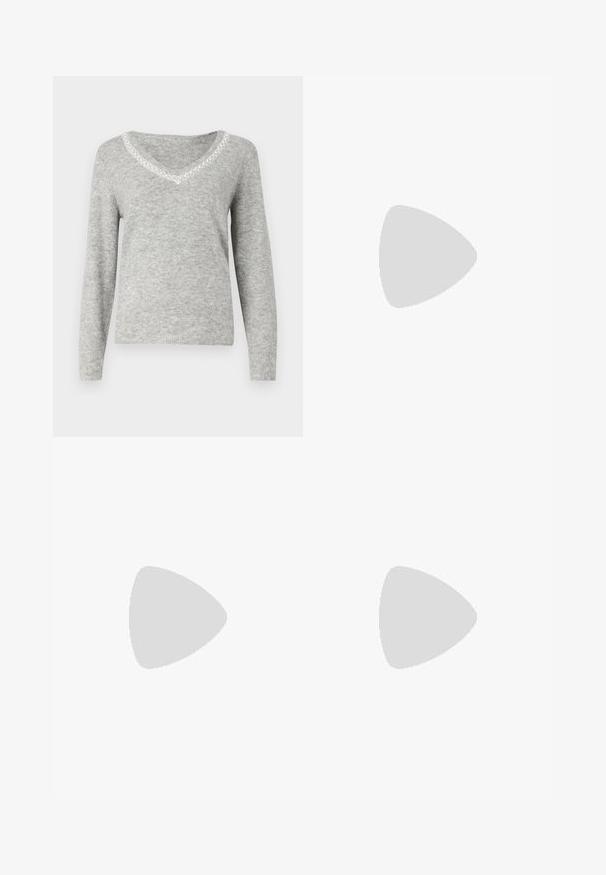 Grijze lange-sleeve trui met een V-hals, voorzien van een decoratieve beaded rand langs de halslijn en een zachte, gestructureerde afwerking.; Witte off-shoulder t-shirt gemaakt van zachte, lichte stof. Korte mouwen, aansluitende pasvorm en gerolde zoomdetails. Gladde textuur.; Witte wijde broek met een trekkoord in de taille, weergegeven tegen een effen achtergrond, wat de ontspannen stijl en de textuur van de stof benadrukt.; Zwarte faux leren slingback sandalen met een krokodillenstructuur, vierkante neus en een lage hak. Voorzien van dunne banden die de zool verbinden.