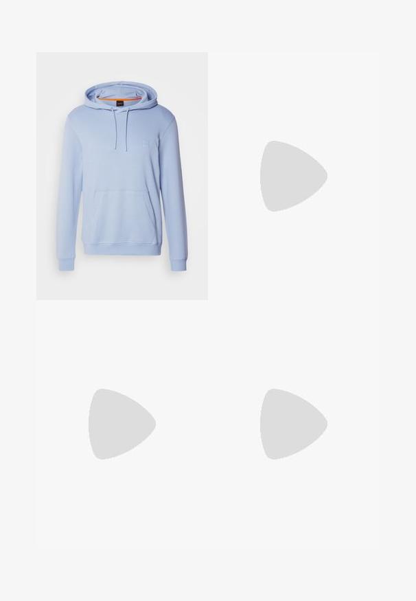 Ανοιχτό μπλε φούτερ από μαλακό ύφασμα με καγκουρό τσέπη, κουκούλα με κορδόνι και μικρή ετικέτα λογότυπου στο στήθος.; Κρεμ κοντομάνικο μπλουζάκι με ψηλό γι�ακά, που έχει επάνω του τυπωμένο το "BOSS" σε μαύρο χρώμα στον μπροστινό λαιμό και στην εσωτερική ετικέτα.; Μαύρο παντελόνι jogger σε στενή γραμμή με λευκή κορδονιέρα, ραμμένα μανίκια και διακριτικό λογότυπο στο πάνω μέρος του μηρού, σε απλό φόντο.; Μαύρο αθλητικό παπούτσι με λείο δέρμα, στρογγυλή μύτη, επίπεδα κορδόνια, μαξιλαρωμένο κολάρο και μινιμαλιστικό σχέδιο. Καουτσούκ σόλα με ήπιο μοτίβο πρόσφυσης.