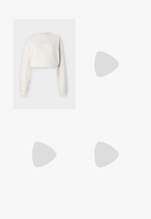 Leikattu huppari vaaleanharmaasta kankaasta, jossa on pitkät hihat, pyöreä kaula-aukko ja pieni logo keskellä. Pehmeä rakenne.; Hame valkoinen pliseerattu hame mustalla joustavalla vyötäröhihnalla, jossa on "LACOSTE"-logo. Puolipitkä malli pehmeällä tekstuurilla.; Valkoiset nahkakengät paksulla valkoisella pohjalla, mustalla mokkanahkaosuudella kannassa ja kohokuvioitu logo sivulla. Nauhakeskitys kuudella reiällä.; Mustat ylisuuret aurinkolasit, joissa on geometrinen muoto, tummat linssit ja kehykseen erottuva harmaa yksityiskohta. Logo varressa.
