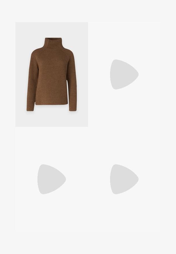 Pulover turtleneck cu guler înalt, de culoare maronie, cu maneci lungi, având o croială ajustată la gât și o siluetă relaxată, fabricat dintr-un material tricotat texturat.; Tricou alb scurt, cu guler rotund și mâneci scurte, fabricat din bumbac moale. Design simplu, fără modele sau ornamentații.; Pantaloni largi de culoare bleu deschis, confecționați din denim, cu un tiv elastic. Textură netedă, fără modele vizibile sau broderii.; Sandal din piele maro cu un design subțire cu curele, având o cataramă cu ton de aur și o talpă neagră plată cu margine în zigzag.