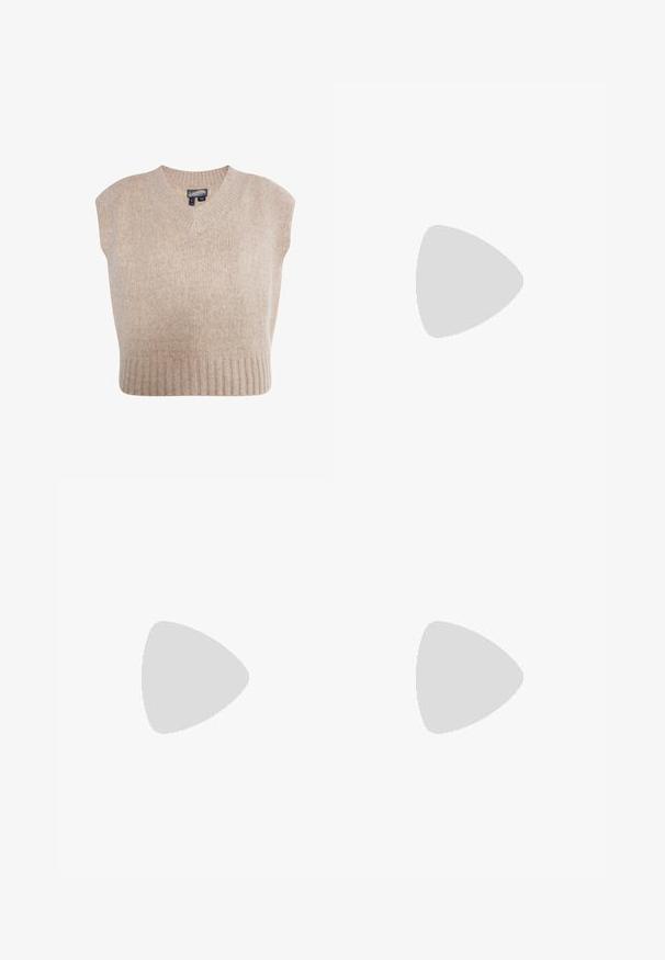 Maglione senza maniche beige a maglia con scollatura a V e orlo a coste. Texture morbida con un motivo screziato su tutta la superficie.; Pantaloni a gamba larga marroni con una texture liscia, dotati di una cintura nera in vita e tasche laterali. Design sartoriale e vestibilità rilassata.; Sandalo con tacco alto e cinturini marrone, dotato di un tacco spesso, con una finitura liscia e lucida e numerosi cinturini incrociati sulla parte superiore.; Borsa in pelle marrone con parte superiore arricciata e tracolla a catena. Texture liscia con finitura lucida e dettagli di cucitura sottili sui lati.