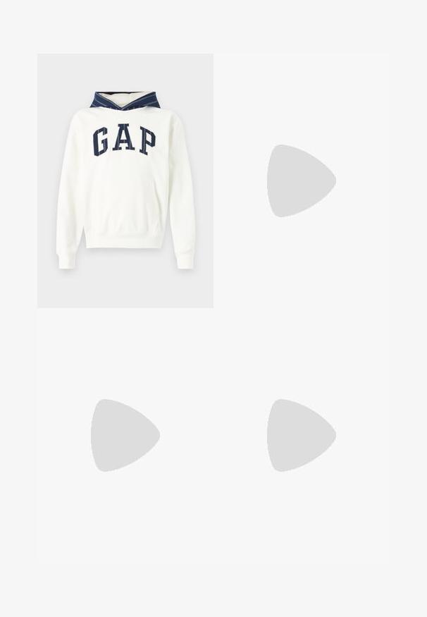 Biely bavlnený mikina s kapucňou v námorníckych pásikoch, s veľkým logom "GAP" v námorníckej farbe na prednej strane. Obsahuje predné vrecko a rebrované manžety.; Šedé bavlnené nohavice na voľný čas s elastickým pásom, šnúrkou a dvomi bočnými vreckami; rovný strih nohavíc, jemná textúra, bez vzorov.; Tyrkysové semišové členkové topánky s čiernym polstrovaným golierom, zlatými kovovými očkami, bielym prešívaním a robustnou gumovou podrážkou s výraznými drážkami.; Sunglasses s elegantným, svetlo šedým plastovým rámom, obopínajúcim dizajnom, tmavými šošovkami a hladkou textúrou. Obsahujú minimálne logo na boku.