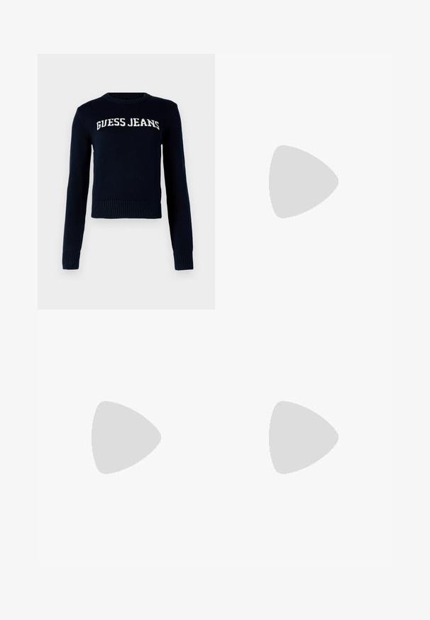 Guess Jeans INTARSIA SWTR - Džemper - daring ocean; Mustad voodri laiad püksid elastse vöökoha ja vertikaalsete volangidega, millel on sile tekstuur.; Mustad nahast pahkluu saapad terava nina, kõrge stilettokanna, volditud äärega ja kuldse dekoratiivse pandlaga pahkluul.; Must musta käekott, millel on kumer kuju, üks rihm, lukuga sulgemine ja peen brändimine esiküljel. Sile tekstuur, minimalistlik disain.