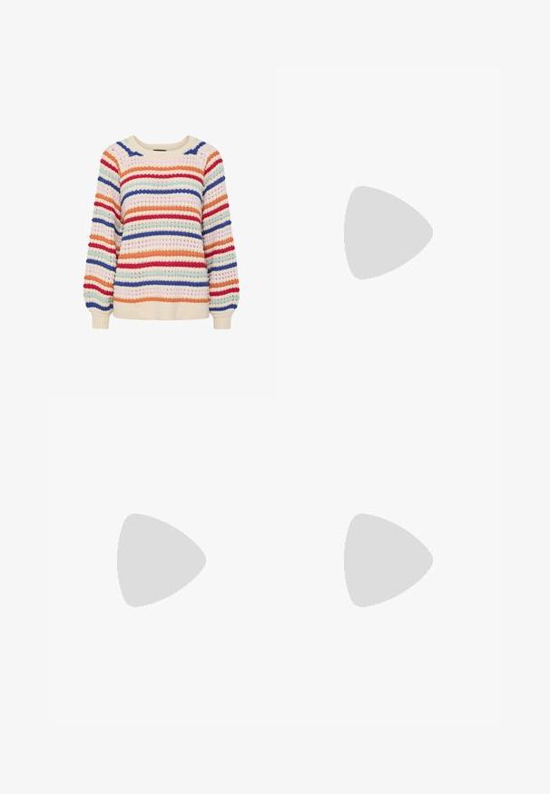 Multicolored gebreide trui met horizontale strepen in rood, blauw, oranje en crème, met een gestructureerde oppervlakte en elastische mouwen.; Lichtblauwe, hooggeritste jeans van denim. Beschikken over wijde pijpen, twee gescheurde knievalken en klassieke vijfzakken styling.; Witte high-top canvas sneakers met een zwarte rubberen zool, een rubberen neuskap aan de voorkant en zes gaatjes voor veters, met een schone, minimalistische uitstraling.; Rode leren handtas met een hoekig, geometrisch ontwerp. Beschikt over een enkele verstelbare schouderriem en een klepclosure met gestikte details.