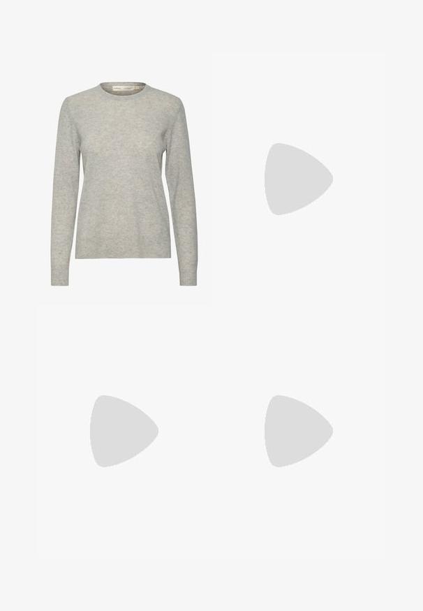 Hellgrauer Pullover aus weichem, strukturiertem Strick. Verfügt über einen runden Halsausschnitt und lange Ärmel mit gerippten Bündchen.; Hellblaue Denim-Jeans mit geradem Bein, fünf Taschen und kontrastierenden Nähten. Der Stoff sieht leicht abgerieben aus.; Weißes Leinensneaker mit goldenen Ösen, flachen Schnürsenkeln, strukturiertem Gummisohle und minimalem Branding an der Seite. Niedriges Profil.; Braune Wildleder-Tote-Tasche mit zwei langen Griffen, vertikalen Nahtdetails an der Vorderseite und einer weichen Textur. Geräumiges Design, das sich für den täglichen Gebrauch eignet.