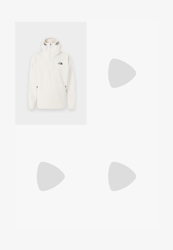 Bílý fleecový pulovr s kapucí a polovičním zipem, nastavitelné stahovací šňůrky na kapuci, kapsy na zip po stranách a logo The North Face na prsou.; Bílý bavlněný tričko s centrálním černobílým a šedým logo grafickým prvkem. Klasický kulatý výstřih a krátké rukávy s volným střihem.; Černé teplákové kalhoty s elastickým pasem, volným střihem, manžetami na kotnících, hladkým povrchem a bez viditelných vzorů či kovových detailů.; Béžová a krémová sportovní obuv s texturovaným síťovaným svrškem, podpůrnými překryvy a gumovou podrážkou s dezénem pro lepší přilnavost.