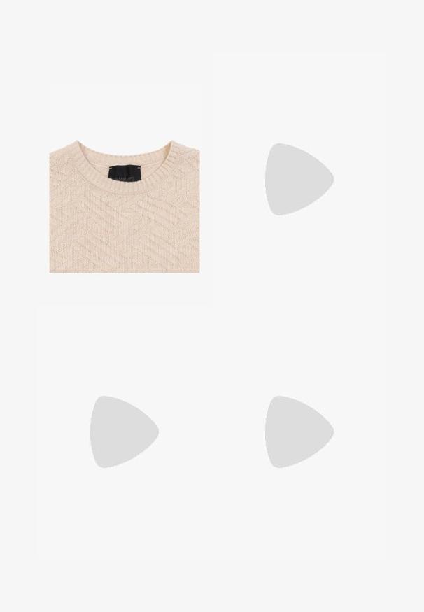 Maglione beige con un motivo a spina di pesce testurizzato, colletto a coste e etichetta con la scritta "GIANNI LUPO" in nero.; Jeans skinny in denim grigio sbiadito, con dettagli strappati sulle ginocchia, abbinati a sneakers bianche. Texture liscia, design slim fit.; Sneakers in pelle bianca con perforazioni, punta rotonda, suola piatta e lacci spessi, con logo swoosh visibile e "AIR" sul tallone.; Orologio da polso in acciaio inossidabile argento con quadrante blu navy, indici metallici e finestra della data alle 3. Resistente all'acqua fino a 50 metri.