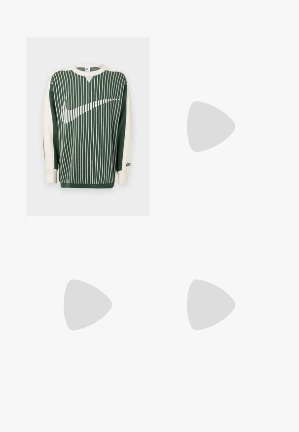 Zielony i kremowy sweter dzianinowy w pionowe paski, z dużym białym logo Nike, ściągaczami na mankietach oraz okrągłym dekoltem.; Dwie czarne bawełniane koszulki z krótkimi rękawami, okrągłymi dekoltami i gładką fakturą, wyeksponowane ułożone jedna na drugiej.; PULL&BEAR - Jeansy baggy; Beżowe zamszowe botki sięgające kostki z czarną wyściełaną krawędzią, złotymi oczkami, białymi detalami szycia oraz wytrzymałą gumową podeszwą z wyraźnym bieżnikiem.