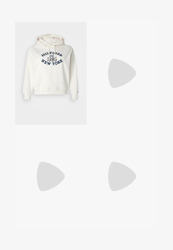 Valge kapuutsiga sviiter, mis on valmistatud pehmest kangast, millel on nööriga kapuuts, soonikkoes varrukad ja alläär, ning laevajuhi sinise "HILFIGER est. 1985 NEW YORK" tikand.; Valged denim püksid kõrge vöökoht ja laia säärega. Omab nupuvajutust ja tõmblukku, vöö loops ja peene õmblemise detailid.; Heledad sinised spordijalatsid valgete detailidega, tekstuuriga paneelid ja tõmblukk. Omab nähtavat õhuklotsiga tallat ja kummist välispinda.; Mustmust mustraha kõverate joontega, eemaldatava rihmaga ja kuldsete detailidega. Kotil on klapp, millel on pandladetail.