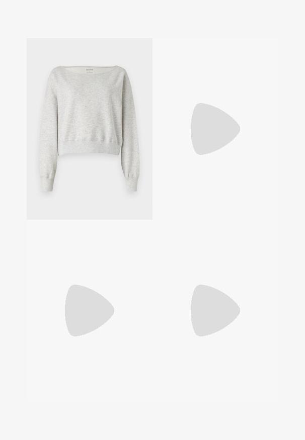 Világosszürke, rövidített pulóver széles nyakkivágással, hosszú ujjakkal és bordázott mandzsettákkal. Puha, textúrált anyag, laza szabással.; Beige bordás nadrág laza fazonnal, állítható derekkal, két elülső zsebbel és függőleges bordázott textúrával.; Világosszürke sportcipő velúr és hálós anyagból, három fehér csíkkal, kerek orral és gumi talppal. Arany logó dísz a fűzők közelében.; Aranyszínű fém fülbevaló, elegáns, ívelt formával. Különleges hegyes alak, fényes felszín és zsanéros záródás jellemzi.