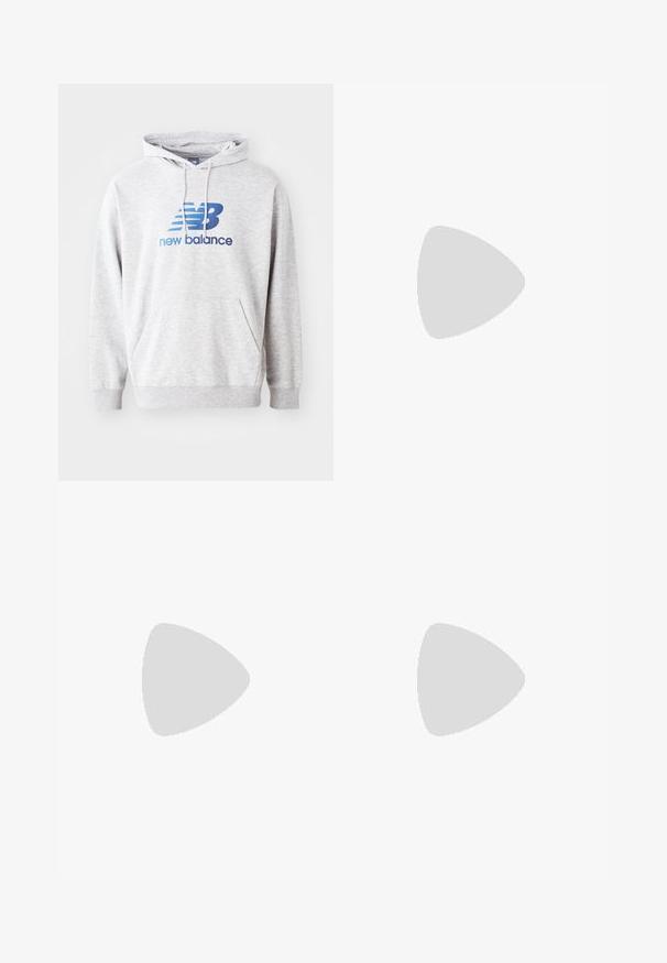 Siva kapuca iz mehkega materiala, s sprednjim kenguru žepom, kapuco s vrvico in modrim natisnjenim logotipom "New Balance".; Bela kratka majica s kratkimi rokavi in ovratnikom, na kateri je majhen črni logotip New Balance na levem prsnem delu, na enobarvni podlagi.; Črne trenirke iz mehkega materiala z elastičnim pasom, vrvico in zoženimi manšetami, ki vsebujejo subtilen logotip na strani.; Črne tekaške superge, ki združujejo mrežaste in sintetične materiale, imajo debel podplat, ukrivljen oblikovni slog ter izrazito blagovno znamko na strani.