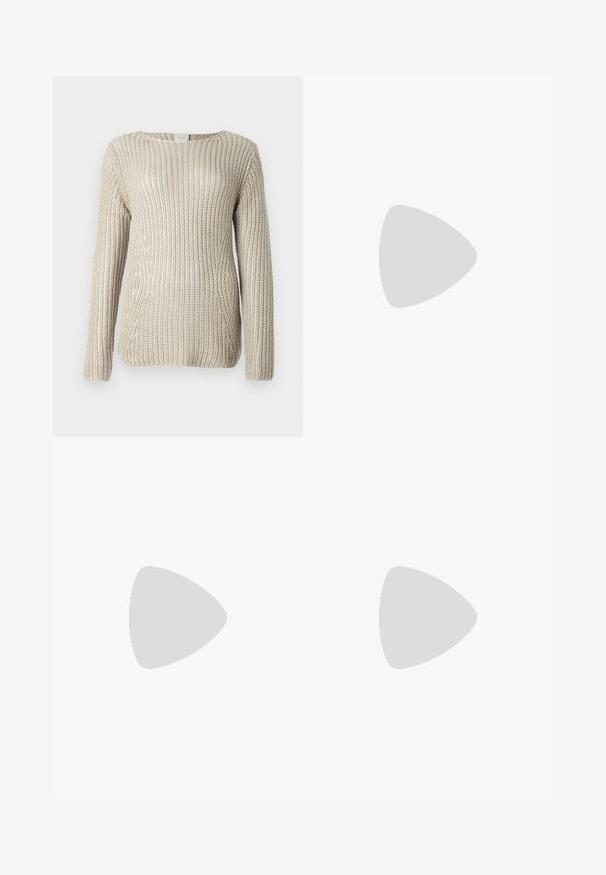 Beige gebreide trui met een losse, gestructureerde uitstraling, brede halslijn en lange mouwen, gemaakt van een zachte, lichtgewicht stof.; Zwarte op maat gemaakte broek met een recht model, voorzien van een soepele textuur en scherpe plooien aan de voorkant. Geen zichtbare hardware.; Beige blockhak sandalen met dunne bandjes en een vierkante neus. Glad materiaal met minimale details, ontworpen voor eenvoudig dragen.; Zwarte leren handtas met een gestructureerd ontwerp, featuring een verkorte vorm, bovenhandvat en gouden hardwareaccent. Inclusief verstelbare schouderband.