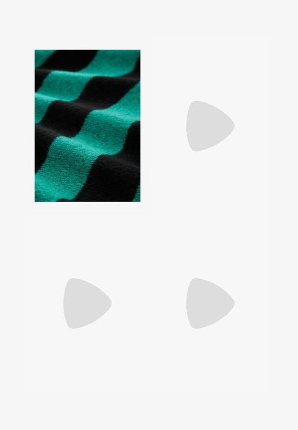 Gewebter Stoff mit abwechselnden Streifen in Türkis und Schwarz. Die Textur ist weich und fuzzy, mit sichtbaren Fasern und einem diagonalen Muster.; Schwarze Hosen mit taillierter Passform, ausgestattet mit seitlichen Taschen und geradem Bein. Hergestellt aus glattem, leichtem Stoff mit einem eleganten Finish.; Schwarzer Lackleder-Stiefelette mit spitzer Zehe und einem mittelhohen Blockabsatz. Glatte Textur und minimalistisches Design.; Schwarze Handtasche mit strukturierter Form, glatter Textur und einem metallischen Verschluss. Kombiniert mit weiten schwarzen Hosen und offenen Sandalen auf einem Holzboden.