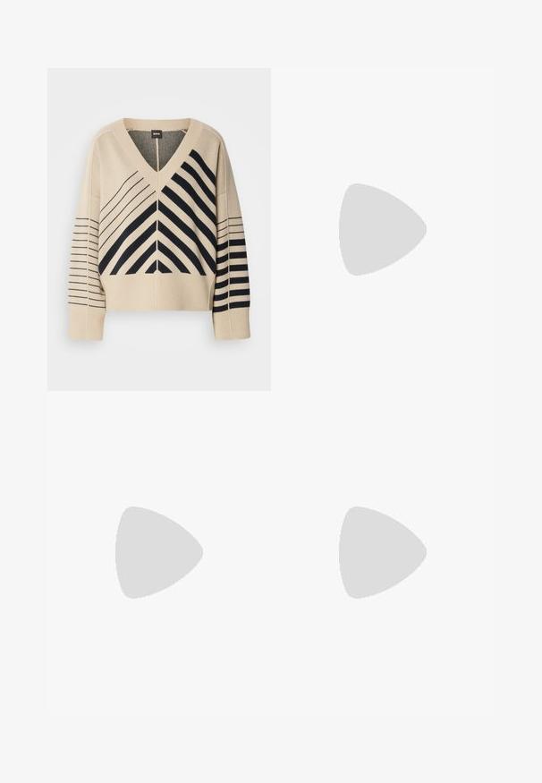 V-paita beige neuloksessa, jossa on mustia diagonaalisia ja vaakasuoria raitoja, leveillä hihoilla ja ribbaustakeilla. Brändin etiketti: BOSS.; Suorat lahkeet vaaleasta beige puuvillasta. Korkea vyötärö, etutaskut ja suora leikkaus. Siisti helman viimeistely ilman kuvioita.; Valkoinen ja beige lenkkari, jossa on sileä päällinen ja keinonahkaiset yksityiskohdat, teksturoitu pohja ja sävy sävyyn ompelut. Nauhakiinnitys logo-yksityiskohdalla.; Hopea metalliset korvakorut, joissa on pyöreitä muotoja, kiiltävä pinta ja hienovaraiset kaiverrukset brändiltä "BOSS" alaosissa.