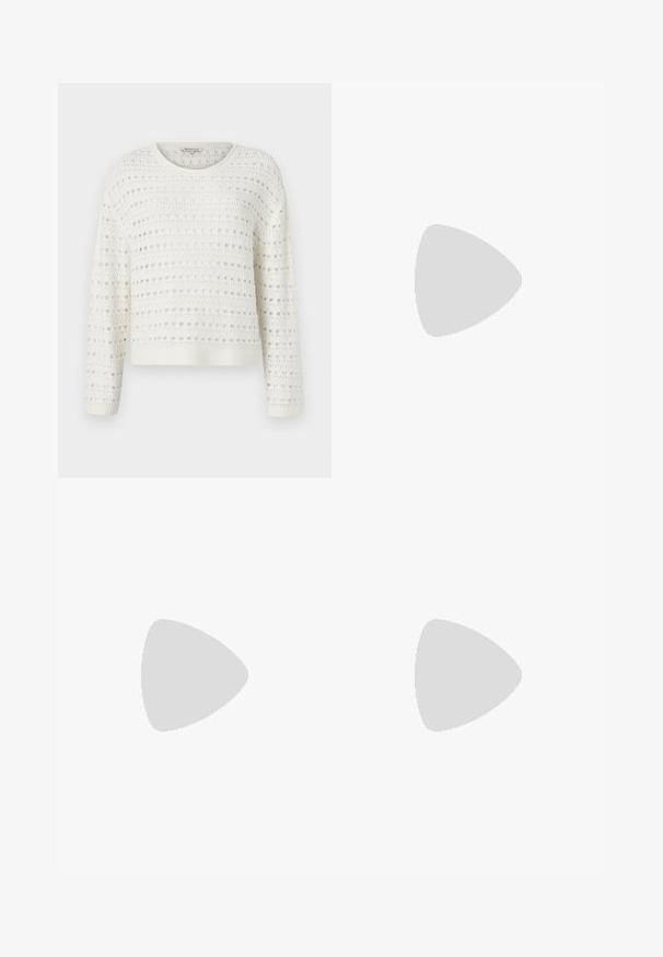 Hvit strikket genser med et teksturert mønster og åpen vev, rund hals og lange ermer. Ribbestrikket nederkant og ermer.; Høyt midje denimjeans i middels blå. Har knappedetaljer foran og bred benstil. Stoffet har en glatt tekstur med lett falming.; Sorte skinnpumper med spiss tå og lav blokkhelt. Har ankelrem med gullfarget spenne. Glatt tekstur.; Svart håndveske med strukturert form, jevn tekstur og metallisk lås. Kombinert med brede svarte bukser og sandaler med åpen tå på tregulv.
