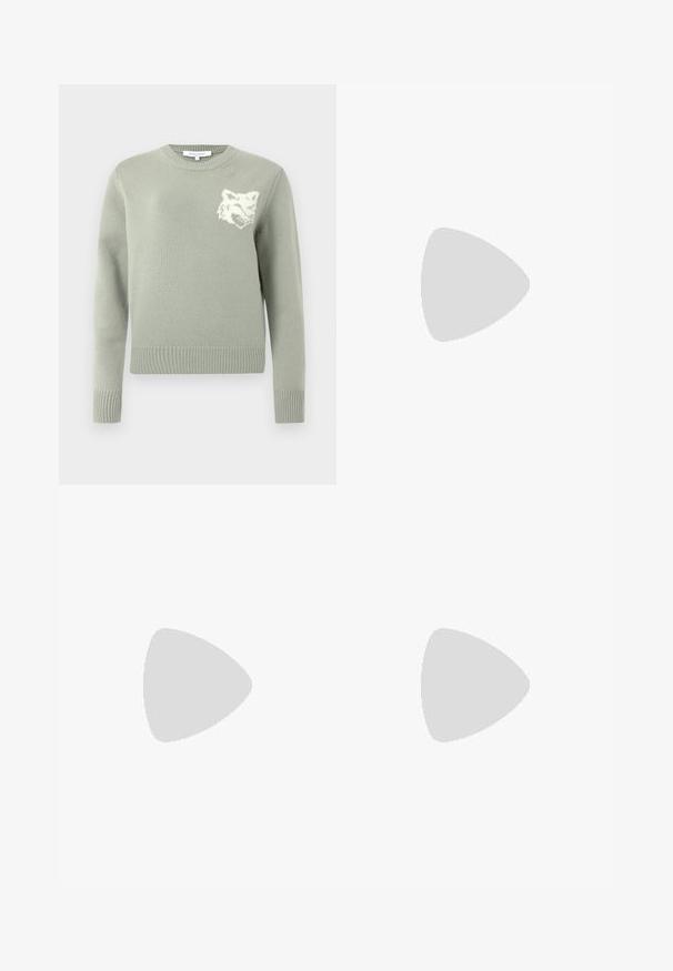 Maglione lavorato a maglia verde chiaro con collo rotondo, polsini e orlo a costine, caratterizzato da una grafica di un lupo bianco sul petto. Texture morbida.; Jeans in denim blu classico con design a gamba dritta, cinque tasche e chiusura con bottone. Presentano un lavaggio medio e una trama robusta.; Scarpe nere in pelle verniciata con punta affilata, tacco a blocco e cinturino alla caviglia, abbinate a scaldamuscoli grigi a coste e una gonna in suede marrone.; Borsa a tracolla in ecopelle nera con texture a coccodrillo, apertura cinchata e tracolla arricciata. Si presenta con un design morbido e compatto.