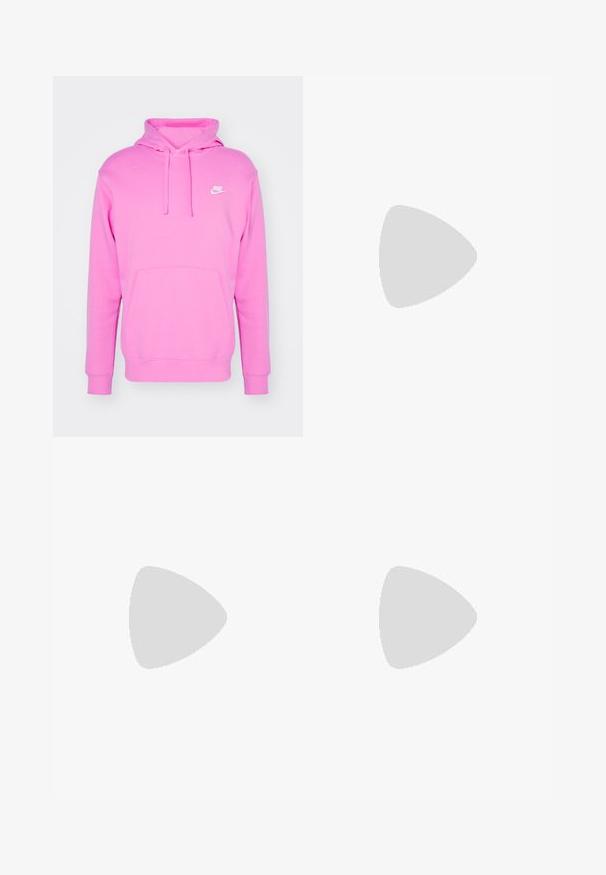 Nike Sportswear SPORTSWEAR CLUB FLEECE - Ikdienas džemperis - playful pink; Melni sporta bikses ar elastīgu jostu, ar piegulošām potītēm un mazu balto Nike logo kreisajā pusē. Izgatavotas no mīksta teksturēta auduma.; Melnas sporta kurpes ar teksturētu auduma virsu, baltu Nike swoosh un biezu baltu zoli. Iekļauts vilkšanas cilpa uz papēža vieglai uzvilkšanai.; Melnas plastmasas saulesbrilles ar zaļiem lēciem, kvadrātveida rāmjiem, sudrabainu akcentu uz uzacīm un teksturētām tempļu kājām. Zīmols norādīts uz iekšējās kājas.