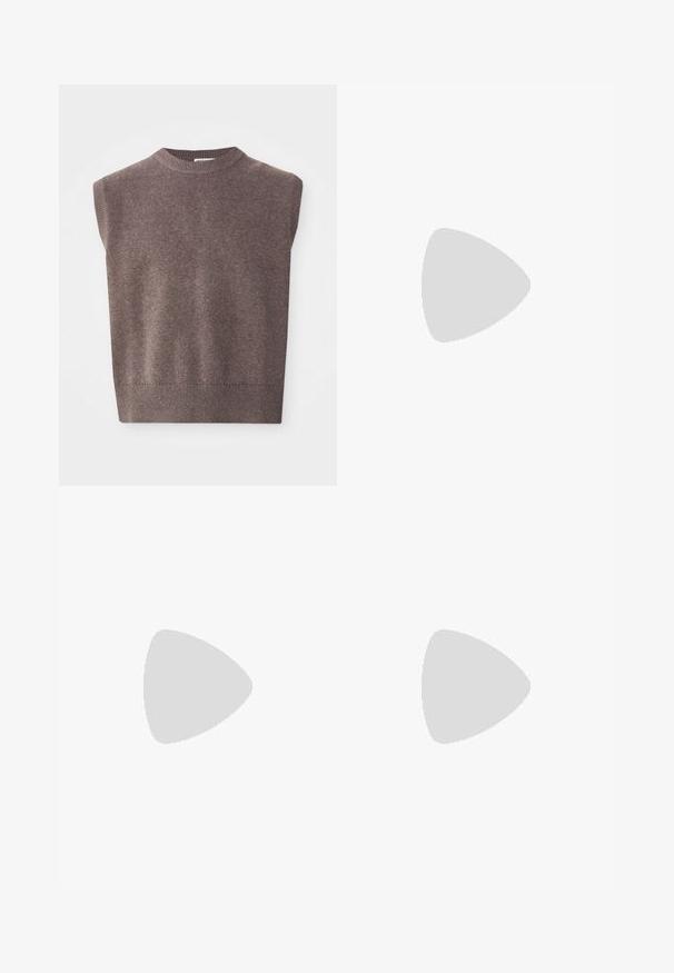 Brauner ärmelloser Pullover mit geripptem Rundhalsausschnitt und Saum, der eine weiche Textur und eine figurbetonte Form bietet. Einfaches und minimalistisches Design.; Schwarze Hosen aus einem Baumwollmischgewebe, mit geradem Schnitt, Fronttaschen und einem regulären Bund mit Gürtelschlaufen.; Schwarze Ledersandale mit mehreren Riemen, Schnallenakzenten, offener Zehenpartie, flacher Sohle und glatter Textur.; Schwarze Katzenaugen-Sonnenbrille mit lila Linsen. Verfügt über goldene Akzente in der Nähe der Schläfen. Glatter Kunststoffrahmen mit glänzender Oberfläche.