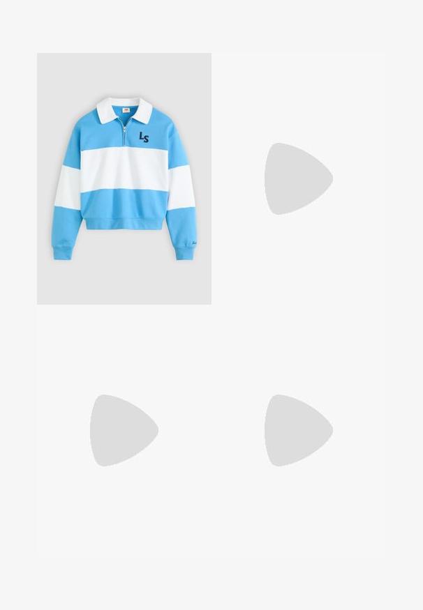 Modrooké a bílé pruhované tričko s límečkem na zip, s výšivkou písmen "LS" v tmavě modré barvě na hrudi. Měkký materiál, zkrácený střih.; Černé slim-fit džíny s knoflíkovým a zipovým zapínáním, pěticípým designem a poutky na opasek na světle šedém pozadí.; Bílé platformové tenisky s hladkým koženým povrchem, perforovanými detaily a plochými tkaničkami; mají silnou bílou gumovou podrážku.; Beige textilní taštička s kulatým tvarem, která má plochý vršek a jemné švy. Obsahuje minimalistické logo a boční popruh.
