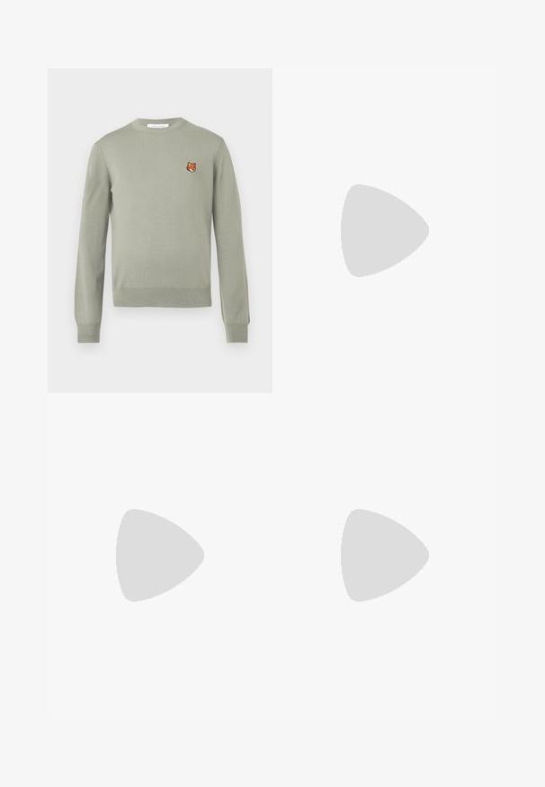 Hellgrüner Pullover mit langen Ärmeln und Rundhalsausschnitt. Besitzt ein kleines gesticktes Fuchs-Gesicht auf der Brust. Weiche Textur.; Schwarze, hoch taillierte Hose mit weitem Bein, aus glattem Stoff. Verfügt über vorne gelegte Falten und Gürtelschlaufen. Minimalistisches Design, ohne sichtbare Beschläge.; Schwarzer geflochtener Slipper mit einem glatten Lederakzent im Obermaterial, einem runden Zehendesign und einer flachen Gummisohle.; Schwarze Leder-Crossbody-Tasche mit strukturiertem Finish, Klappenverschluss, Metallbeschlägen und einem passenden verstellbaren Tragegurt.