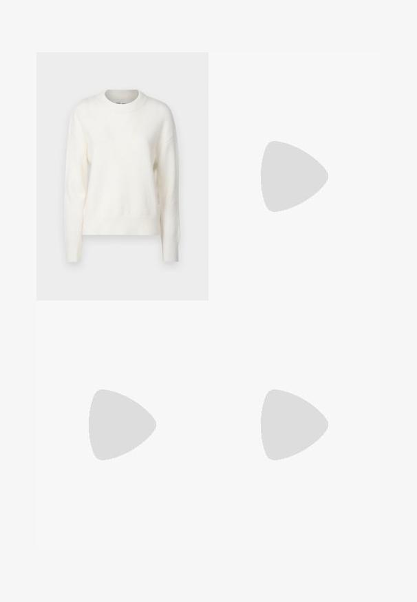 Hvit, myk strikket genser med rund hals, lange ermer og ribbestrikkede mansjetter og kant. Enkelt design, lett tekstur, og ingen mønstre eller detaljer.; Lyseblå denimjeans med høy livlinje, vide ben, to sidelommer og plisserte detaljer. Myk tekstur med en falmet finish.; Sorte skinnhøye støvler med spiss tå, strukturert design og en beskjeden hæl. Glatt tekstur, minimale sømdetaljer.; Svart lær skulderveske med en myk tekstur, trekantet form og justerbar stropp, kombinert med en lyseblå stripete skjorte og hvite bukser.
