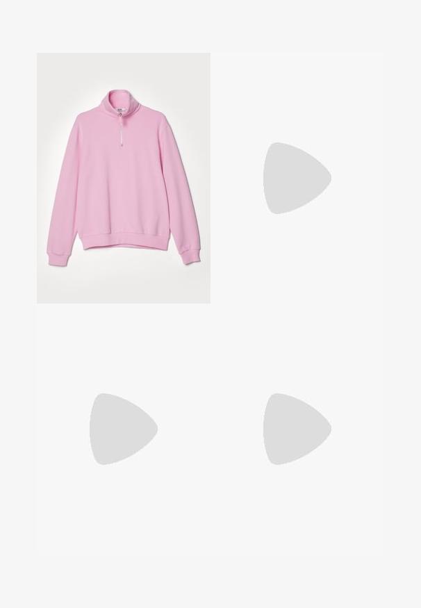 GCDS ESSENTIALS HALF ZIP - Felpa - pink; T-shirt nera a maniche corte con testo bianco "DSQUARED2 MILANO" centrato sul petto, collo rotondo e orlo dritto.; Jeans neri a gamba dritta con cuciture gialle, design a cinque tasche, chiusura con bottone e un piccolo etichetta rossa sulla tasca anteriore destra.; Sneakers in suede nera con suole in gomma bianca, dotati di punta tonda e lacci, indossati con pantaloni grigi su misura.