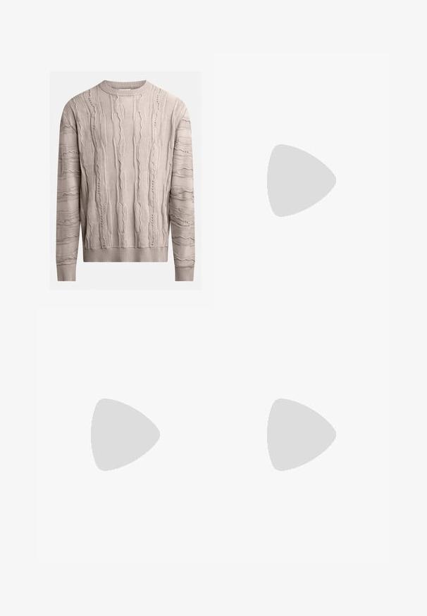 Jasno beżowy sweter z fakturowanymi, wypukłymi wzorami. Długie rękawy, ribbingowy dekolt i wykończenie. Materiał wydaje się miękki z lekko nieregularnym wzorem.; Wąskie dżinsy w wyblakłym szarym denimu, z przetarciami na kolanach, zestawione z białymi trampkami. Gładka faktura, fason dopasowany.; Białe skórzane sneakersy z perforacjami, okrągłym noskiem, płaską podeszwą i grubymi sznurówkami, z widocznym logo swoosh i napisem „AIR” na pięcie.; Czarny plecak na ramię z gładkiego materiału, o zaokrąglonym kształcie, z zamykaną komorą i białym logo z przodu.