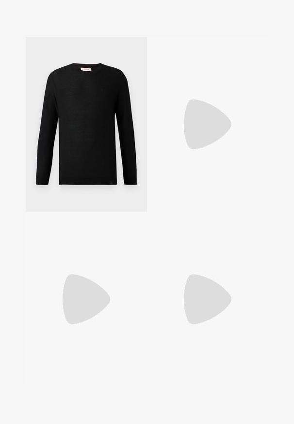Schwarzer Strickpullover mit langen Ärmeln und Rundhalsausschnitt. Dezente Textur und ein kleines Logo-Detail auf der Brust. Klassisches und vielseitiges Design.; Weißes kurzärmliges T-Shirt aus weicher Baumwolle. Verfügt über einen runden Halsausschnitt und einen geraden Saum mit minimalen Details.; Weite blaue Denim-Jeans mit einer ausgewaschenen Optik, Fünf-Taschen-Design und einer Knopfverschluss. Ausgestattet mit Gürtelschlaufen und gestickten Details.; Schwarze Leder Slipper mit glatter Oberfläche, runder Spitze und dekorativer Naht auf dem Vorderblatt. Niedriger Blockabsatz und leichter Glanz.