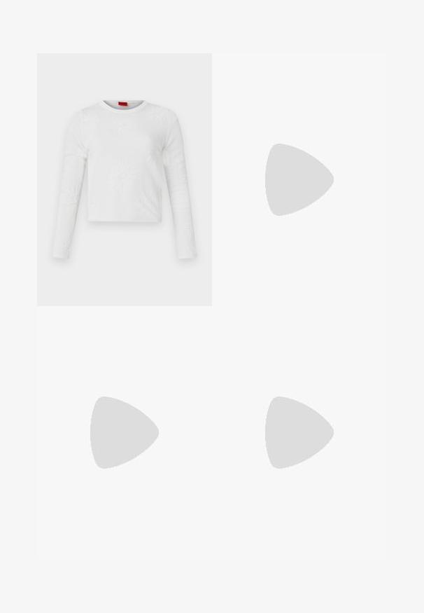 Haut en tricot à manches longues blanches avec une texture florale, encolure ras du cou et design court. Présente des motifs légèrement en relief sur l'ensemble du tissu.; T-shirt en coton noir à manches courtes avec un graphique rose de lunettes de soleil et le texte "Not Your Girl" sur la partie gauche de la poitrine.; Jean en denim noir taille haute et jambe droite, avec cinq poches, rivets en métal et coutures ton sur ton. Texture lisse, design minimaliste.; Mocassins en cuir noir avec une semelle plateforme épaisse. Bout arrondi, détail de couture sur le devant et accents de surpiqûres subtils. Semelle plate et texturée.