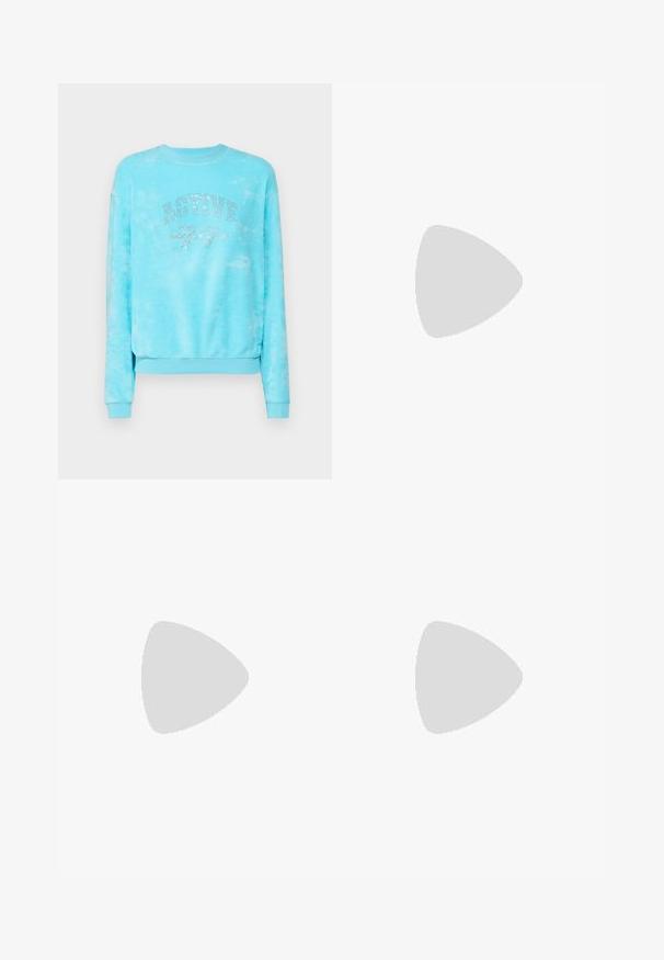 Šviesiai mėlynas tie-dye svarkas su apvaliu kaklu, ilgomis rankovėmis ir blizgučiais rašalu užrašu "ACTIVE 77" ant priekinės dalies.; Platūs mėlynos džinsų kelnių blauzdos su aukšta juosmens linija, priekiniais kišenėmis ir mygtuko uždarymu. Audinys turi lygų paviršių ir klasikinių siūlių raštą.; Balti sportbačiai, pagaminti iš tinklinio ir odinio medžiagų, su apvaliu pirštu ir paminkštintu padu. Yra raišteliai ir prekės ženklo pavadinimas ant liežuvio.; Širdies formos tinklinė rankinė su metaliniu blizgiu, kurioje vaizduojamas katės ir planetos dizainas mėlyna, geltona ir raudona spalvomis. Įskaičiuota grandinėlė.