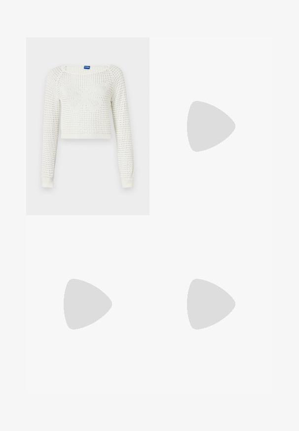 Hvit kortermet strikket genser med et teksturert mønster, featuring et sommerfugl-design i midten og ribbede mansjetter på ermene.; Lyseblå flared jeans laget av denim, med høy midje, lommer og frynsete hem. Stoffet har en falmet vask og subtil tekstur.; Svart skinnhæl med spiss tå, ankelrem og tynn hæl. Glatt tekstur med gullakzent ved hælbasen.; Calvin Klein PAPER BAG CROSSBODY  - Skulderveske - antique white