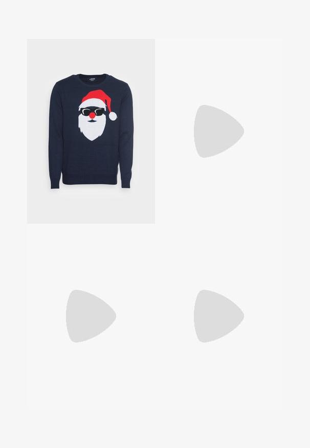 Denim Project X MAS SANTA - Camisola - navy; T-shirts brancos de algodão, mangas curtas, design de gola redonda, com textura lisa, empilhados em fila, com uma marcação subtil na gola.; Jeans de denim azul claro com design de perna reta, apresentando uma cintura de altura média, cinco bolsos e um fecho de botão e zíper.; Sapatilhas brancas de cano baixo com detalhes vermelhos, usadas com calças verde-oliva e azul-escuro. Textura suave, ilhós visíveis e solas de borracha.