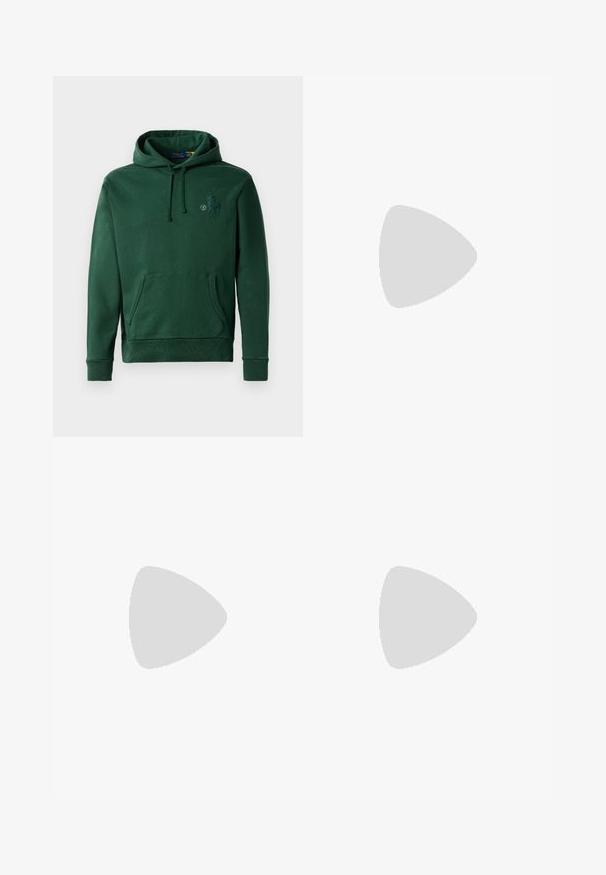 Hoodie vert avec une poche frontale, cordon de serrage à la capuche, et détails de logo brodé. Fabriqué en tissu doux avec une finition texturée.; Chemise blanche à manches longues, boutonnée, en coton. Elle se distingue par un col évasé, une fermeture à boutons et un petit logo brodé sur la poitrine.; Chino en coton beige avec une taille plate, des passants de ceinture et des poches latérales. Coupe droite avec une texture lisse et une sensation légère et respirante.; Baskets en cuir blanc, design bas, avec une texture lisse, bout rond, lacets à l'avant et un petit logo brodé sur le côté.