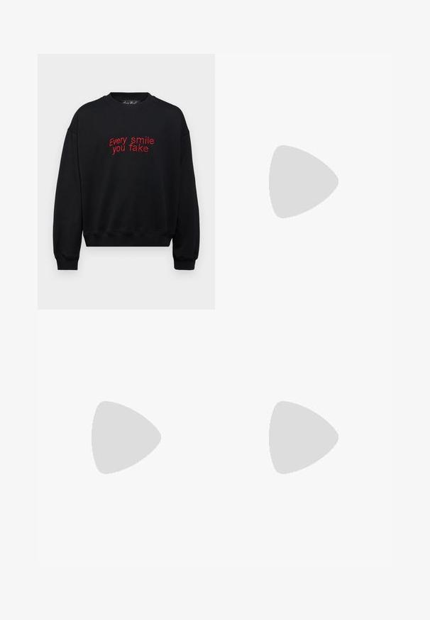 Felpa nera con testo ricamato rosso "Ogni sorriso che fingi," colletto rotondo, maniche lunghe e polsini e orlo a coste.; Pantaloni in lino di colore beige chiaro, con una vita elastica e cordoncino, design a gamba larga e tasche laterali. Texture liscia.; Sneakers in suede nero con lacci bianchi e tre strisce bianche. Presentano un logo circolare nero sulla linguetta e una suola in gomma color gomma.; Occhiali da sole in plastica nera con lenti verdi, montatura quadrata, dettaglio argento sulla parte superiore e steli con texture. Marchio indicato sulla parte interna dello stelo.