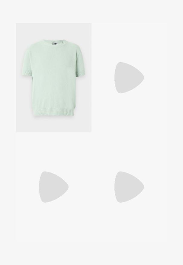 Maglione corto a maniche corte verde chiaro in maglia con polsini, orlo e scollo rotondo a coste, realizzato in tessuto strutturato.; Jeans a gamba larga in denim azzurro chiaro con vita alta, dotati di cinque tasche, passanti per cintura e una consistenza morbida e leggermente sbiadita.; Sneaker nere con una toma superiore in pelle con effetto croc embossato, punta rotonda e suola in gomma bianca a contrasto con una finitura liscia.; Borsa a tracolla nera realizzata in materiale liscio, con un lembo pieghevole, hardware in metallo argentato e una tracolla regolabile.