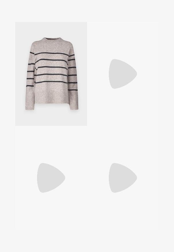 Vero Moda Tall VMFLAWLESS  - Maglione - silver/dark grey; Pantaloni larghi blu navy in tessuto morbido, con pieghe frontali, passanti per cintura e tasche laterali. Include una chiusura a bottone in vita.; Scarpe sportive con tomaia in pelle bianca, punta in suede grigia e tre strisce nere. Presentano un logo blu sulla linguetta e una suola in gomma testurizzata.; Borsa a tracolla in pelle bordeaux con forma curvata, una sola tracolla e dettagli cuciti al centro. Texture liscia, hardware minimale.